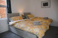 Stunning 2 BD Apartment in Cheltenham