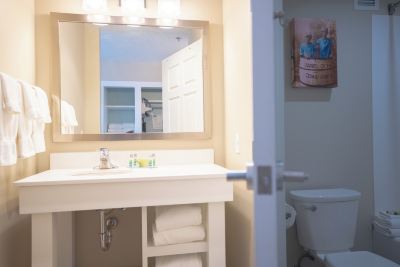 Standard Room, Multiple Beds, Balcony, Lake View Cedar Point Hotel Breakers Photo