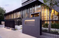 Snug three-bedroom Unit Hotels in Labone