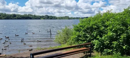 The Pennington Apt with Wifi and Free Parking Next to Sports Village Отели рядом с достопримечательностью «Ли Спортс Виллидж»