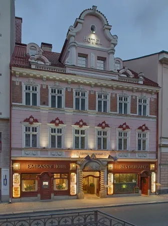 Hotel Embassy Отели рядом с достопримечательностью «Дворжаковы сады»