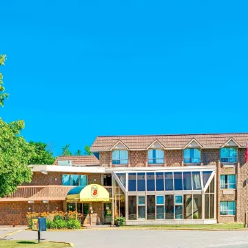 Super 8 by Wyndham Toronto East on