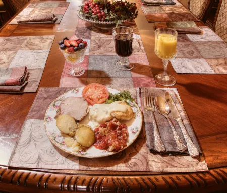 McMillan Inn Отели рядом с достопримечательностью «Площадь Чиппева»