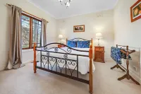 Whispering Pines Cottages Hotels in Wentworth Falls
