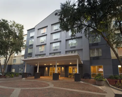 Fairfield Inn & Suites Atlanta Buckhead Các khách sạn gần Trung tâm mua sắm Lenox Square