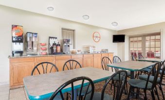 Howard Johnson by Wyndham Springfield