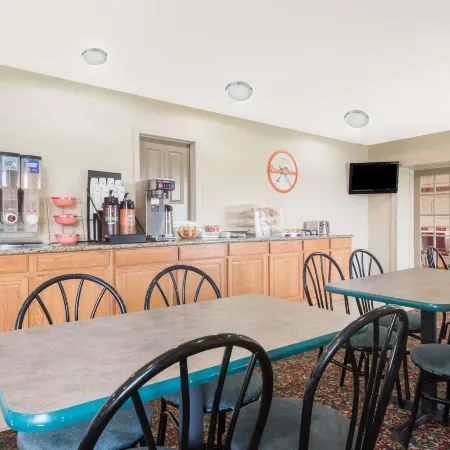 Howard Johnson by Wyndham Springfield