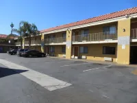 Riverside Inn & Suites - parkir