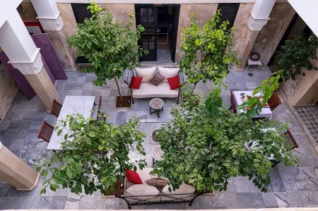 Riad Sapphire & Spa Отели рядом с достопримечательностью «Agafay Marrakech - Activités Quad buggy Chameau et diner spectacle»