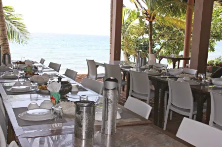 Submarine Garden Beach Resort Отели в г. Лобо