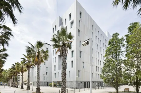 Lugaris Beach Apartments Отели рядом с достопримечательностью «Плайя де ла Барселонета»