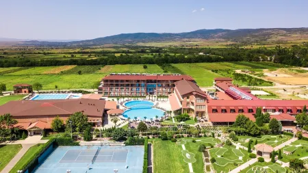 Ambassadori Kachreti Golf Resort Отели рядом с достопримечательностью «Монастырь Бодбе»