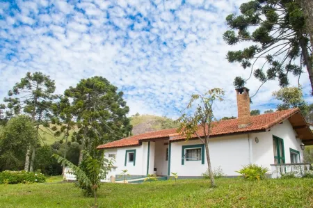 Estalagem Tronador Отели рядом с достопримечательностью «Escola Mineira de Falcoaria»