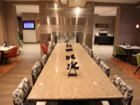 ハンプトン イン バイ ヒルトン カルガリー エアポート ノース カルガリーのホテル