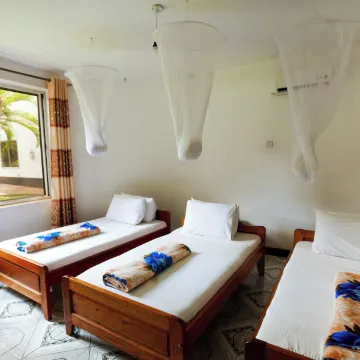 Travellers Point Hotel - Housity