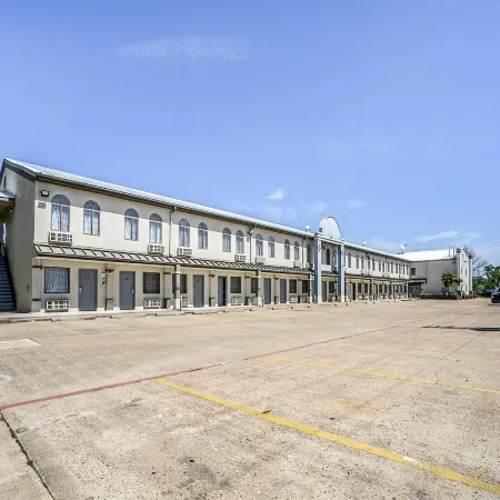 Days Inn & Suites by Wyndham NASA Space Center Houston