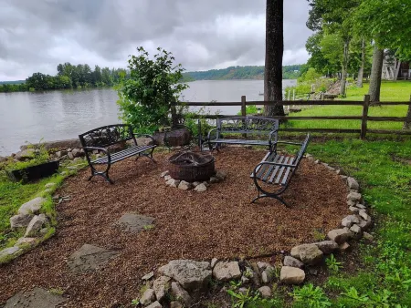 Gorgeous River Cabin King Beds Hot Tub Kayaks Fire Pit.