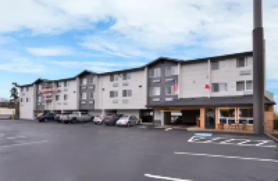 Clackamas Inn and Suites