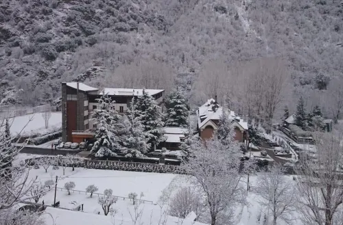 Hotel Snö Condes del Pallars Отели в г. Торре-де-Кабделья