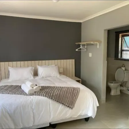 Shabis guest lodge Отели рядом с достопримечательностью «Ворота Пхалаборва»