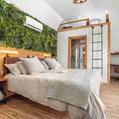 Romantic Luxury Retreat-Hot/Cold Pool & Sauna Rooms