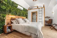 Romantic Luxury Retreat-Hot/Cold Pool & Sauna Hotels in Hays County