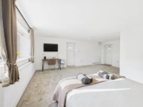 ห้องพักเกสต์รูมใจกลางเมือง - ห้องน้ำในตัว, จอดรถฟรี โรงแรมใกล้สนามวิลลาพาร์ค