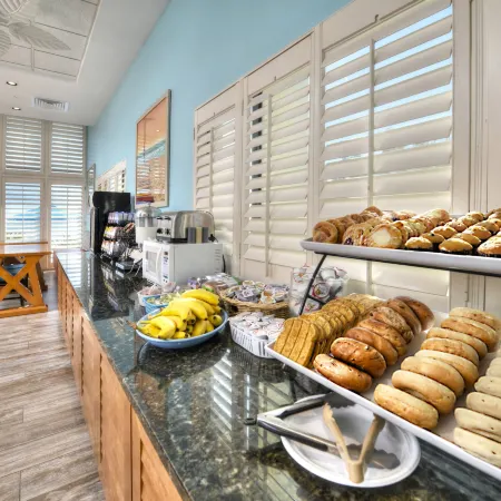 Bahama House - Daytona Beach Shores Отели рядом с достопримечательностью «Выставочный и конгресс-центр Ocean Center»