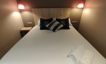 Montserrat Apartments by Gaiarooms