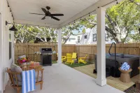 Vilano Fairway Beach Home + Hot Tub, Firepit Near the Water, Gulf Oasis فنادق في Vilano Beach