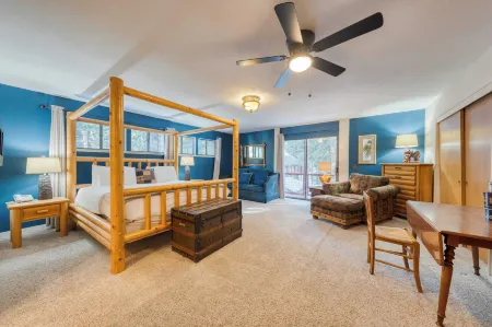 Mountain Cabin w/ Fireplace, Balcony & Easy Ski Access Bear Americana Отели рядом с достопримечательностью «Доннер Саммит Калифорния Стейт Снопарк»