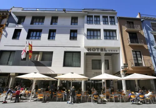 Gran Hotel Ciudad de Barbastro فنادق في Barbastro
