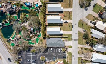 5 Minutes to Beach and Downtown Fire pit Grill