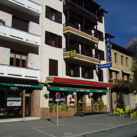 Hôtel le Perce Neige Отели в г. Модан