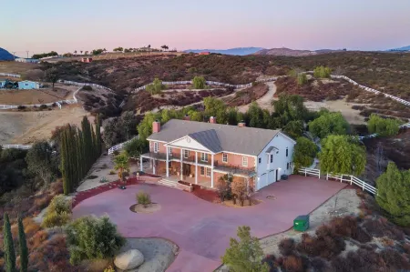 Expansive Wine Country Estate Pool Hot Tub Sleeps 20 Quiet Retreat