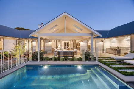 Muskoka Luxe Retreat with Pool Spa & Fire Pit