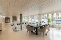 Joivy Stunning 5-Bed Boathouse on the River Thames - House Boats
