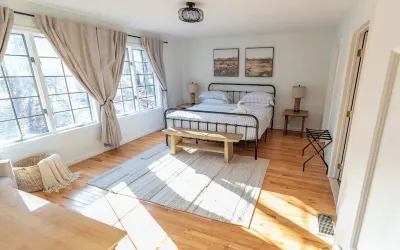 East Stroudsburg Chalet-4BR,Bar,Hot-tub,Fireplace Werry Lake 주변 호텔