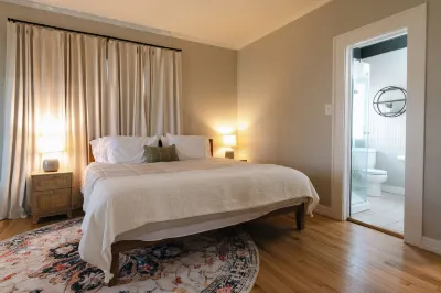 Luxe Cottage with King Bed, Backyard Fire Pit, Near Downtown and Ocean Các khách sạn gần Art Center of Corpus Christi