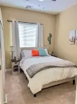 Heated pool & hot tub - backyard oasis - single level home 세이프웨이 주변 호텔