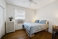 100 Yr. Old Chicago Brick Craftsman with yard, Near Beach and Loyola! Hotels near Indian Boundary Park Cultural Center