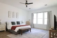 Master suite/ Soaking Tub/ Spacious Kitchen