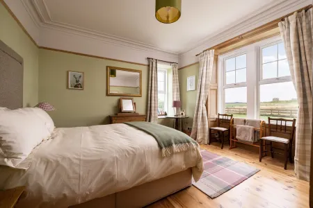 Old Duffus Farmhouse on Scottish Estate - stunning castle views Отели в г. Элгин