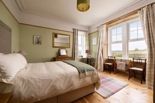 Old Duffus Farmhouse on Scottish Estate - stunning castle views