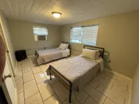 Spacious 4-Bdrm house in Ruston with WiFi and AC & Wonderful front & back porch