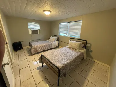 Spacious 4-Bdrm house in Ruston with WiFi and AC & Wonderful front & back porch