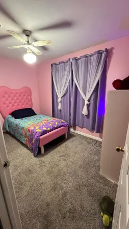 Cozy house close to the airportA safe area located in telegraph  close 94 fwy