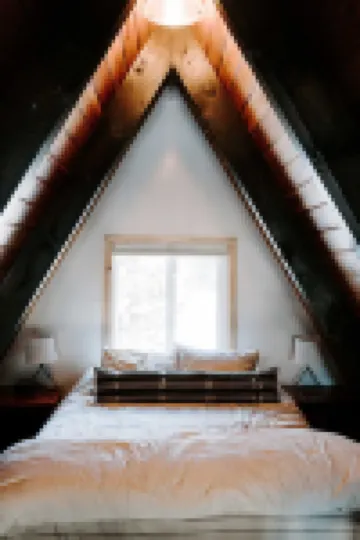 Charming cabin tucked near Cascade Lake