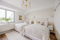 Elevated City Views: Modern & Stylish Retreat near Times Square Hotell i 