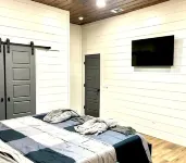 Stylish 3BR Cabin Retreat with Hot Tub & Outdoor Kitchen - 5 Mins to Hochatown